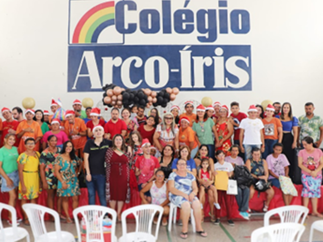 Apresentação do coral Natalino da APAE no Colégio Arco